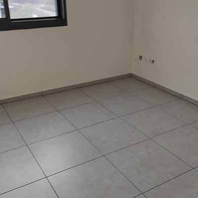 רצפה נקייה עם אריחים אפורים בחדר ריק