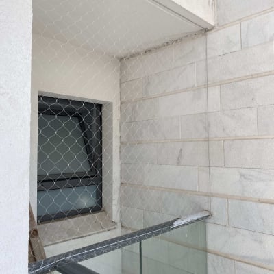 רשת מתוחה למניעת כניסת יונים במרפסת