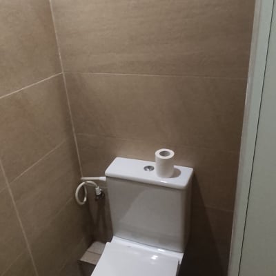 אסלה חדשה עם אריחים על הקיר והרצפה