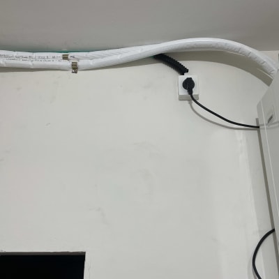 כבל חשמל מחובר לשקע בקיר