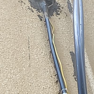 צינור שחור עם חוטים צמודים לקיר