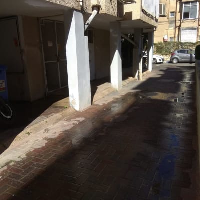 צינור מים חיצוני מחובר לקיר בניין