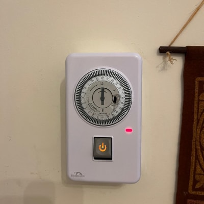 שעון טיימר חשמלי עם כפתור הפעלה מואר