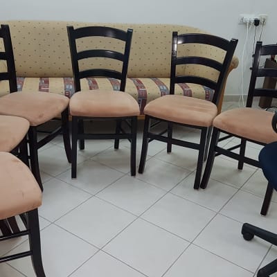 שישה כיסאות וכיסא למחשב