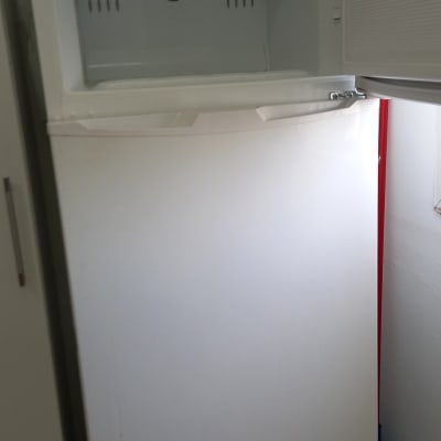 מקרר פתוח עם תא הקפאה ריק