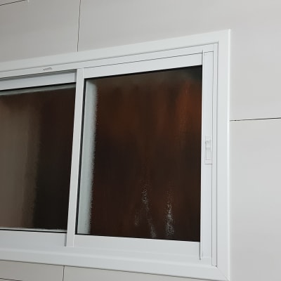 חלון אלומיניום עם מסגרת לבנה על קיר