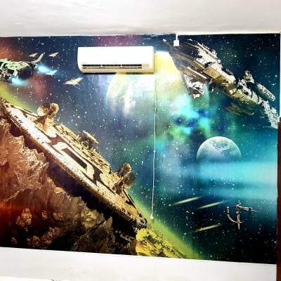 קיר עם ציור חלליות וכוכבים