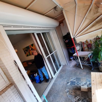 דלת הזזה מאלומיניום במרפסת מקורה