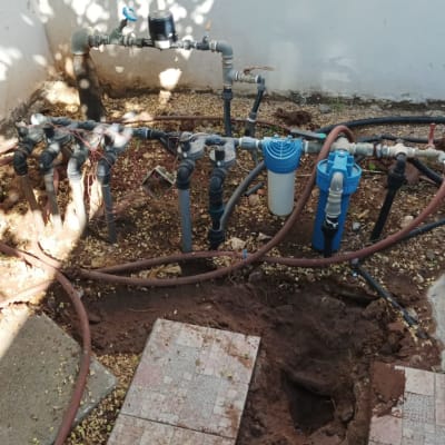 צנרת מים עם מסננים וברזים בגינה