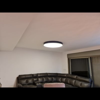 תאורה עגולה מותקנת בתקרה לבנה