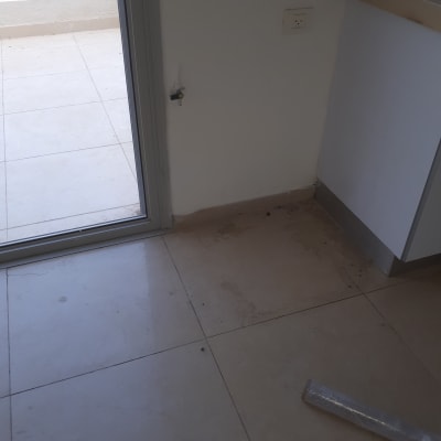 רצפה עם לכלוך וגליל ניילון על הרצפה