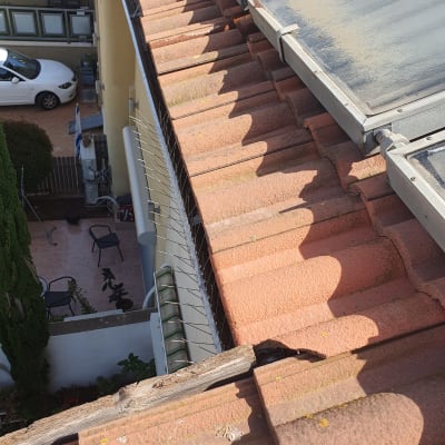 רעפים אדומים על גג עם לוחות סולאריים