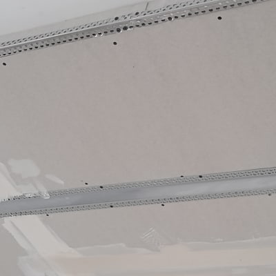 לוחות גבס עם חיבורים וברגים בתקרה