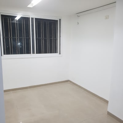 חדר עם קירות לבנים ורצפת אריחים