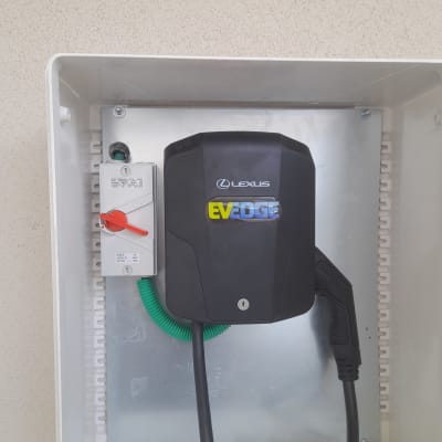 מטען רכב חשמלי עם כבל וחיבור חשמל