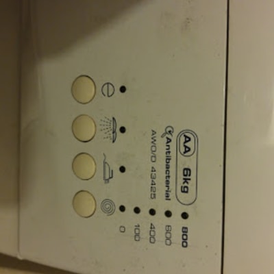 לוח בקרה של מכונת כביסה עם כפתורים ותצוגה