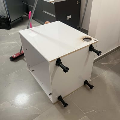 ארון מטבח לבן עם חורים ומוטות שחורים