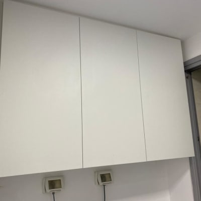 ארון קיר לבן עם שלוש דלתות