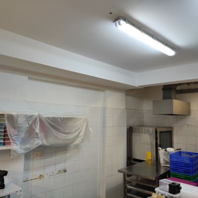 מדפים עם קופסאות צבעוניות מכוסות בניילון