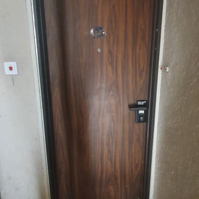 דלת עץ עם מנעול ומנעול נוסף