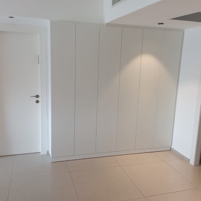 ארון קיר לבן עם דלתות חלקות