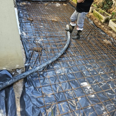 רשת ברזל על יריעת פלסטיק, צינור גומי באתר שיפוץ