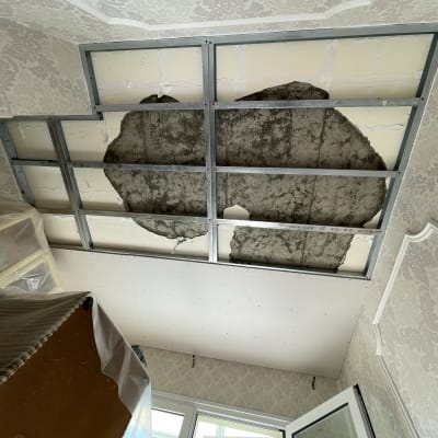 תקרת גבס עם שלד מתכת וחור גדול