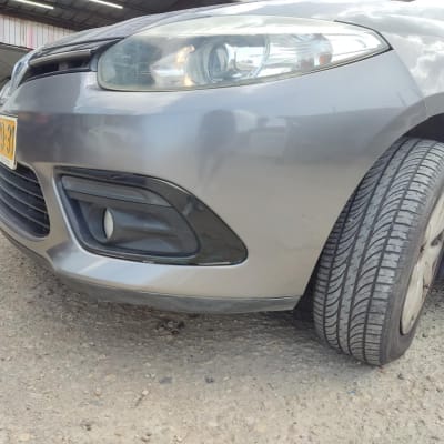 חזית רכב עם פנס וגלגל קדמי על כביש