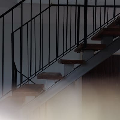 מעקה מתכת שחור עם מדרגות עץ