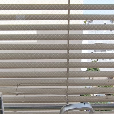 רשת הגנה על חלון למניעת כניסת יונים