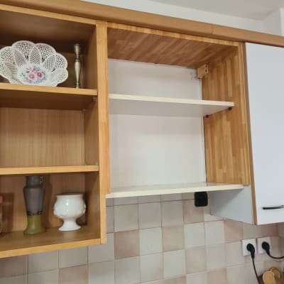 ארון מטבח פתוח עם מדף חסר, שקע חשמל גלוי