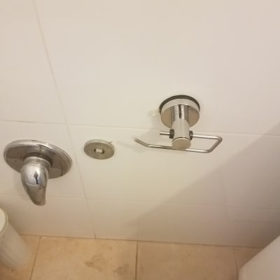 ברזים וכפתור מתכת על קיר לבן