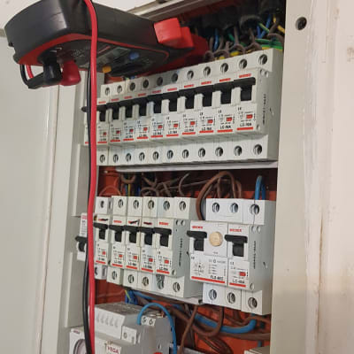 לוח חשמל עם מפסקים ומד מתח חשמלי