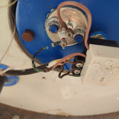 חיבורים חשמליים על דוד שמש עם ברגים וחוטים