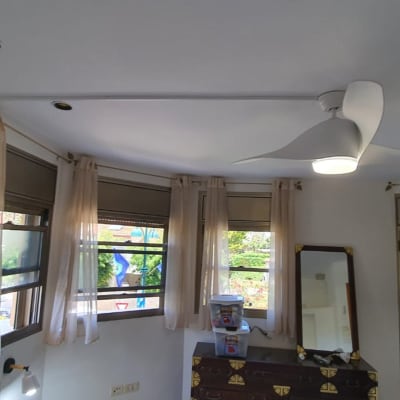 מאוורר תקרה לבן עם תאורה דולקת