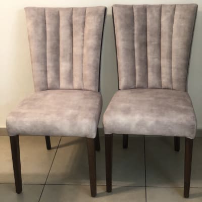 שני כיסאות מרופדים בבד רך עם רגלי עץ כהות