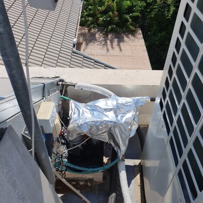 צינורות מבודדים ועטופים בנייר כסף לאיטום