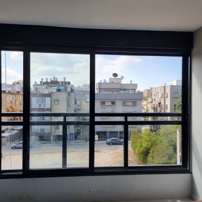 חלון אלומיניום גדול עם נוף עירוני