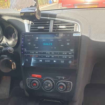 מערכת מולטימדיה ברכב עם תצוגת רדיו