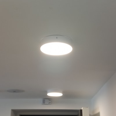 תאורה עגולה מותקנת בתקרה לבנה