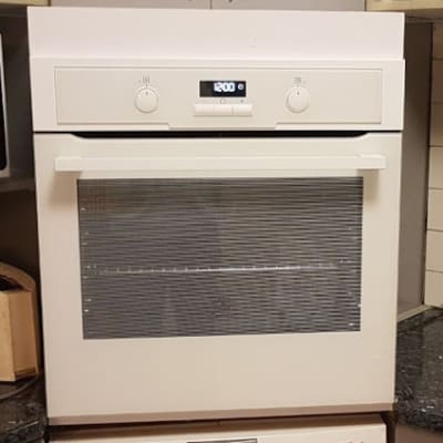 תנור אפייה לבן עם תצוגה דיגיטלית