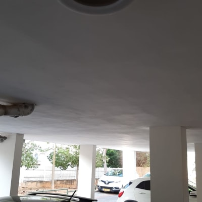 תאורה עגולה מותקנת בתקרה בחניון מקורה