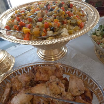 מגש ירקות מבושלים ומגש עוף צלוי על שולחן קייטרינג