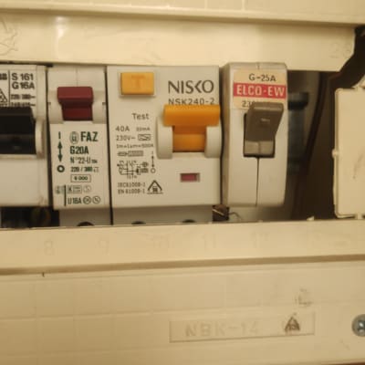 מפסקי חשמל בלוח חשמל עם כיתוב