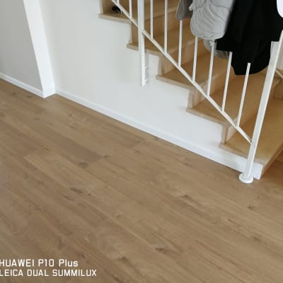 רצפת פרקט עץ בהירה ליד מדרגות לבנות