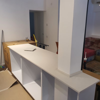 משטח שיש לבן על ארון במטבח