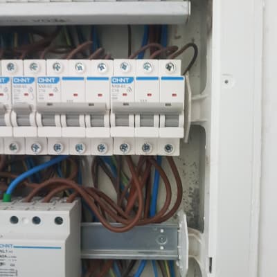 לוח חשמל עם מפסקים וחוטי חשמל צבעוניים