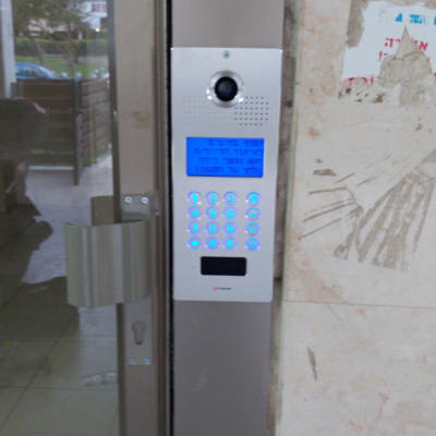 אינטרקום עם מקלדת ותצוגה מוארת