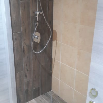 מקלחת עם אריחים חדשים וברז מותקן