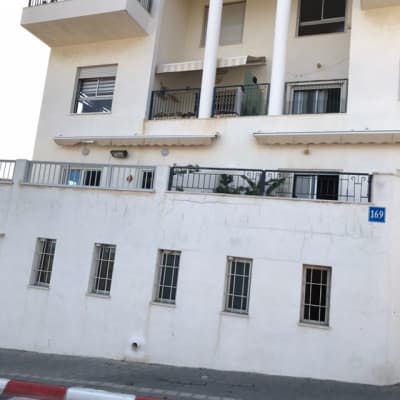 מרפסת עם סוכך לבן מעליה